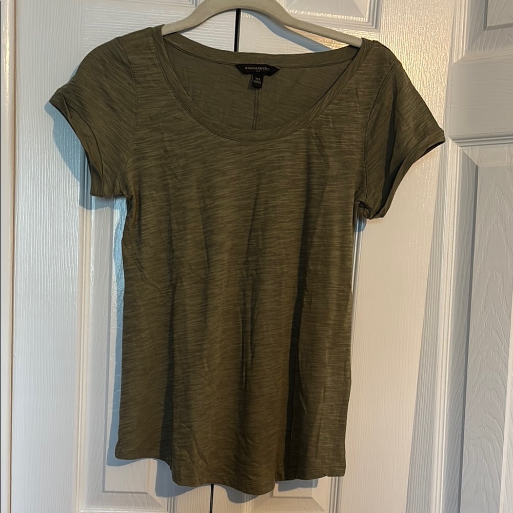 Banana Republic short sleeve olive green shirt size XS  NWOT